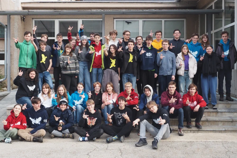 Skupinová fotografia účastníkov sústredenia FKS vonku