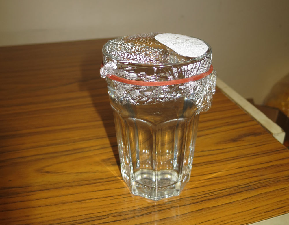 Experimentálny pohár, uzavretý plastovou fóliou