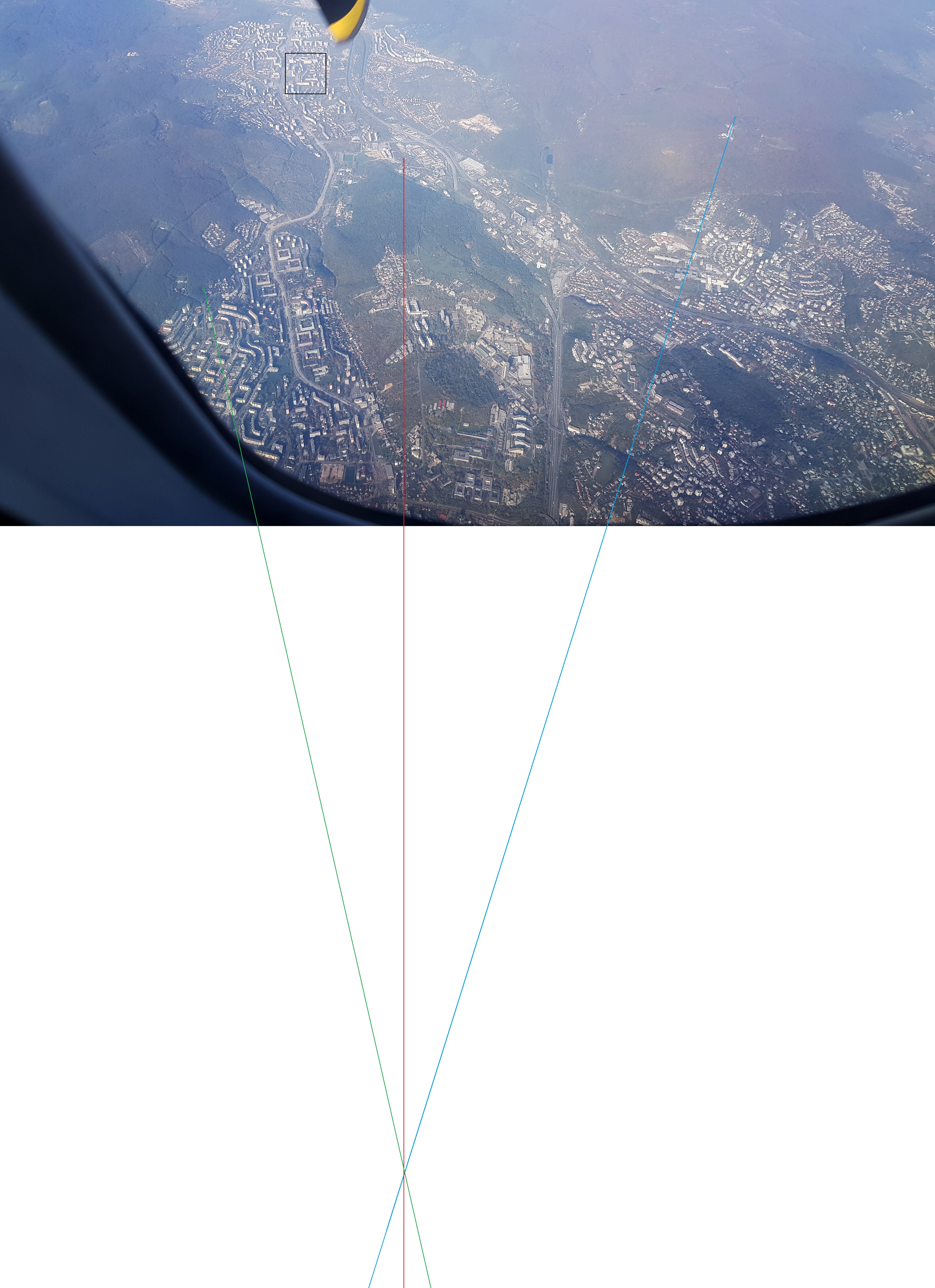 Fotografia s vyznačenými priamkami. Mrakodrap na Dlhých dieloch je pri okraji okienka, preto sme si priamku natiahli aj opačným smerom.