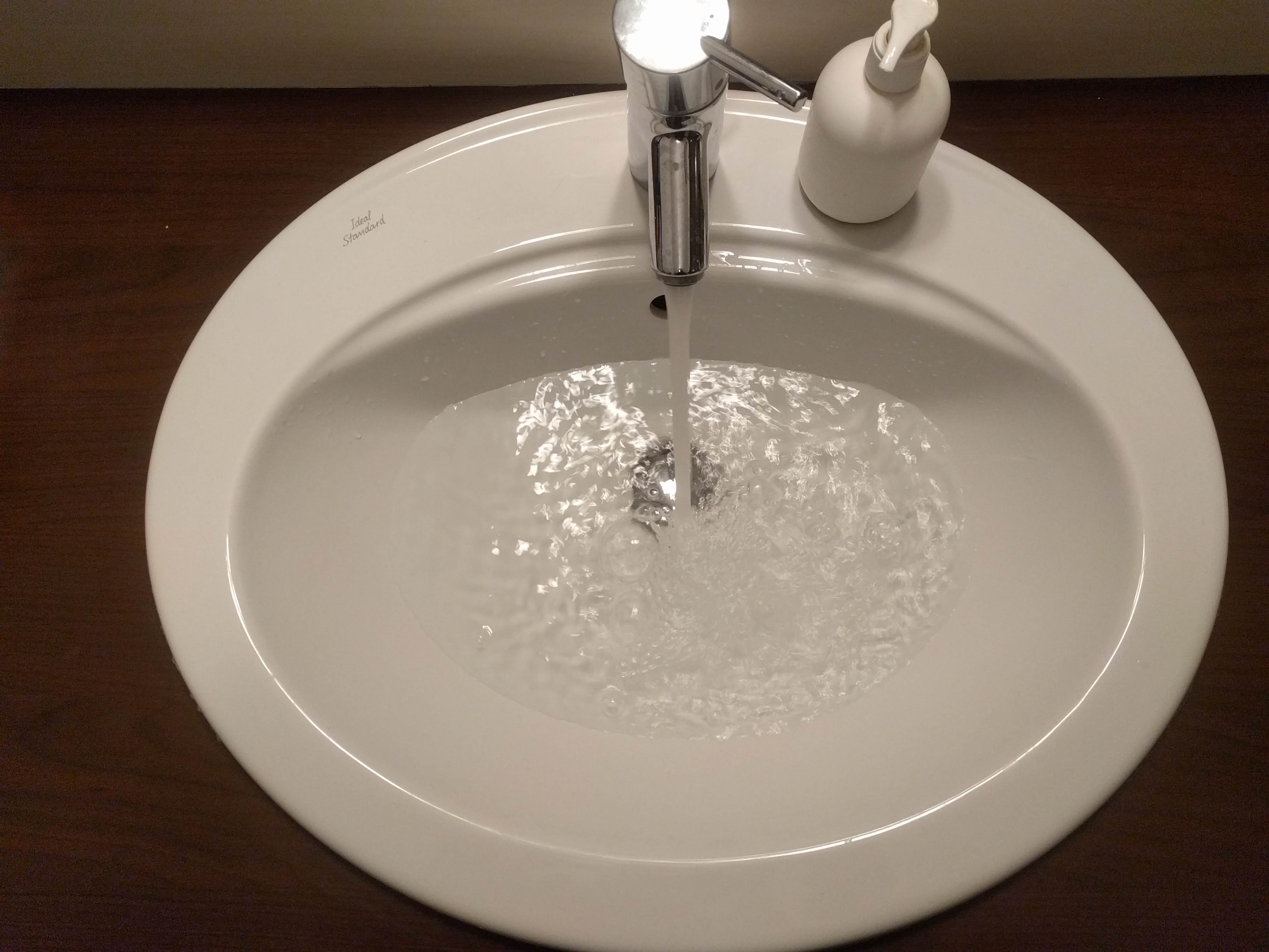 Bublinky vody pri napúšťajúcom sa umývadle